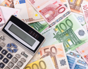 Verschiedene Euroscheine mit Taschenrechner