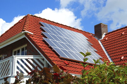 Wohnhaus mit Photovoltaik-Modulen für Solarstrom